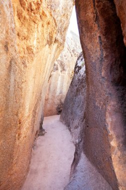 Peru 'da dar bir patikası olan kayalık duvarların güzel manzarası.