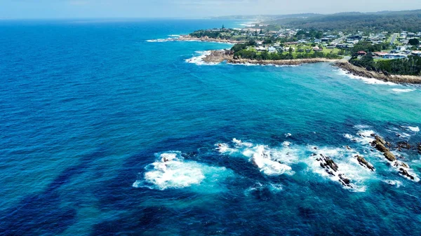 Una Vista Del Dron Océano Azul Orilla Verde Del Resort —  Fotos de Stock