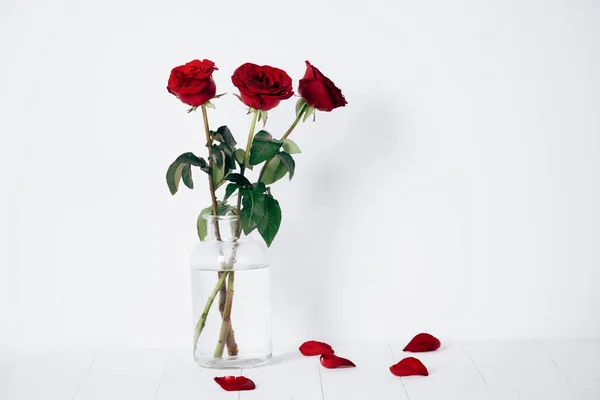 Eine Glasvase Mit Drei Roten Rosen Auf Weißem Hintergrund — Stockfoto