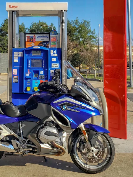 Вертикальний Постріл Блакитного Мотоцикла Bmw Заправці — стокове фото