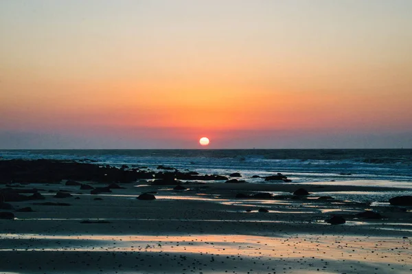 Una Vista Panorámica Puesta Del Sol Reflejo Superficie Del Mar —  Fotos de Stock
