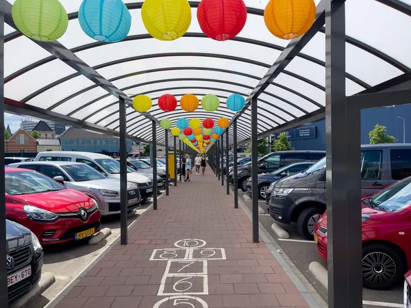 Wenige Autos Parken Rand Eines Gepflasterten Weges Auf Einem Parkplatz — Stockfoto