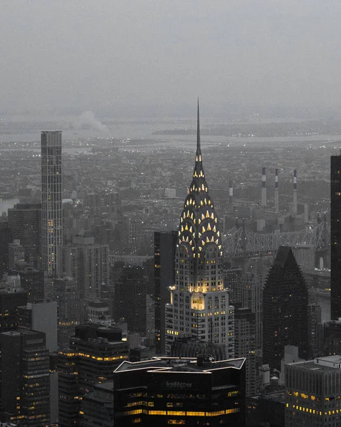 Een Verticaal Semi Grijs Schot Van Verlichte Chrysler Building Omgeven — Stockfoto