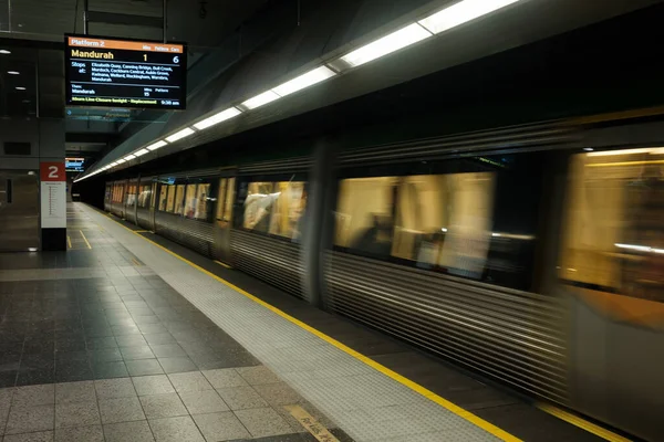 Lång Exponering Ett Tåg Som Avgår Från Tunnelbanestationen Perth Australien — Stockfoto