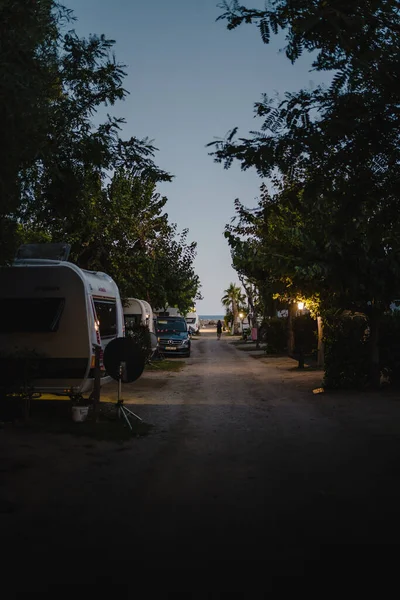 Colpo Verticale Una Strada Alannia Els Prats Camping Resort Sera — Foto Stock