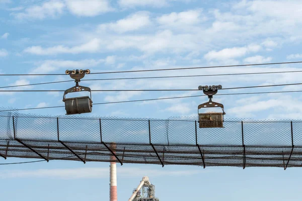 Protected Industrial Ropeway Which Trolleys Move Empty Loaded Raw Materials — Stock Photo, Image