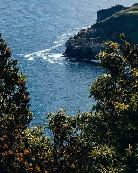 Colpo Aereo Verticale Dell Oceano Costa Montuosa Una Giornata Sole — Foto Stock