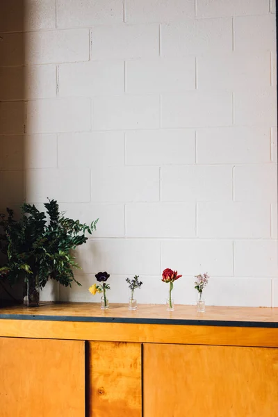 Rød Lilla Lilla Gul Blomster Blomstrer Bittesmå Spiritus Flasker Mod - Stock-foto