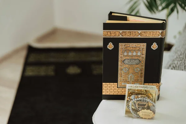 Het Gebed Set Zwart Tapijt Zwart Fluweel Koran Versierd Met — Stockfoto