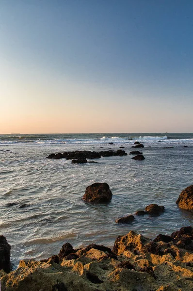 Disparo Vertical Hermoso Mar Capturado Desde Una Costa Rocosa Durante — Foto de Stock