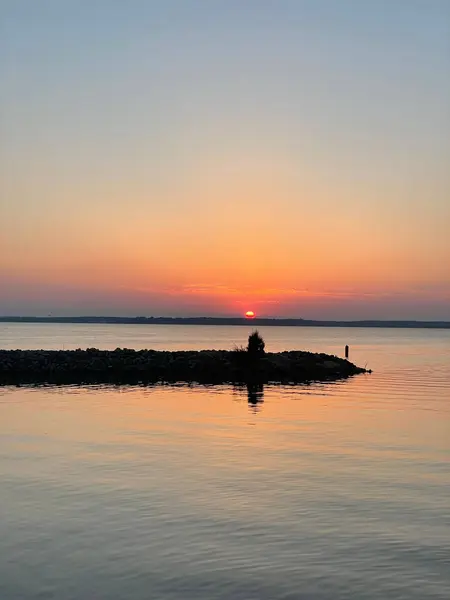 Μια Κάθετη Λήψη Ενός Όμορφου Ηλιοβασιλέματος Θέα Στη Θάλασσα Στην — Φωτογραφία Αρχείου