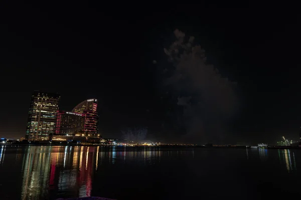Снимок Дыма Фейерверков Небе Над Освещенными Зданиями Центре Дубая Оаэ — стоковое фото