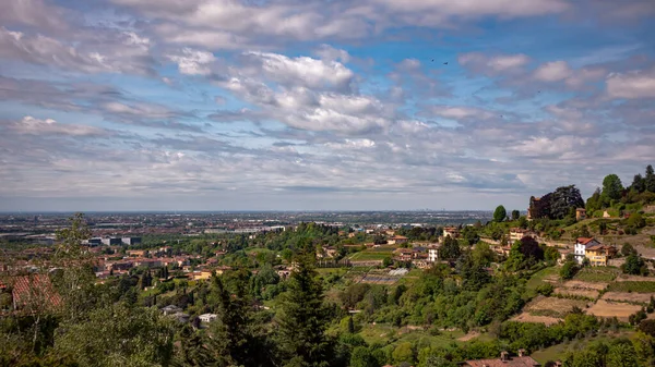 Piękny Widok Krajobraz Miasta Bergamo Pod Zachmurzonym Niebem Włoszech — Zdjęcie stockowe