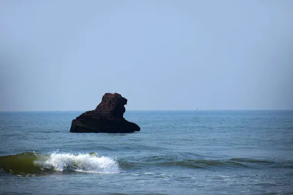 Ein Großer Felsen Einem Blauen Meer — Stockfoto