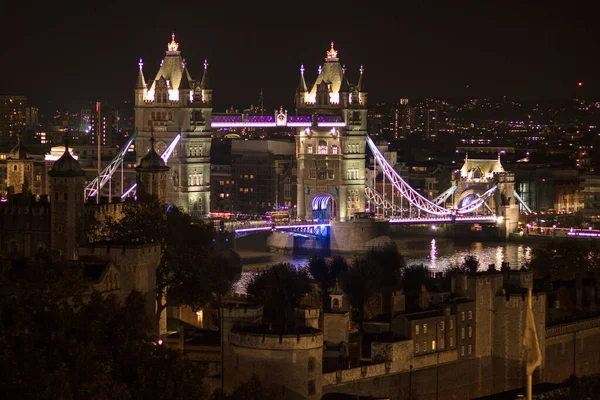 夜のライトアップされたロンドンタワーブリッジの美しいショット — ストック写真