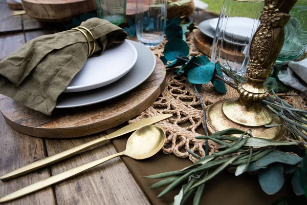 木製テーブルの上にエレガントなミニマリストの食器や装飾が施されたテーブルセッティング — ストック写真