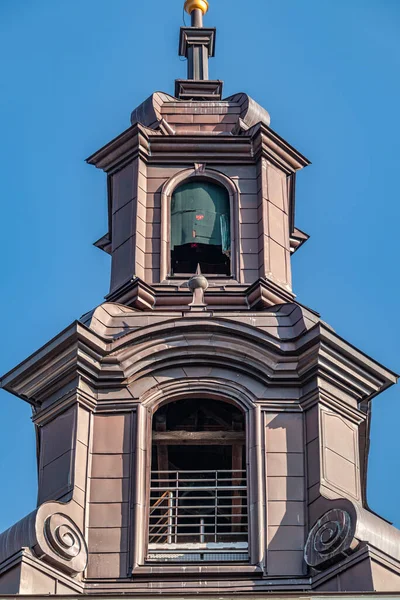 Krásný Výhled Věž Kostela Pod Modrou Oblohou — Stock fotografie