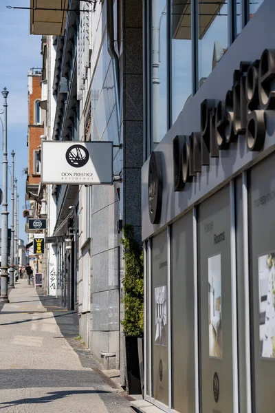 Tiro Vertical Porta Entrada Para Restaurante Prestige Centro Cidade Poznan — Fotografia de Stock