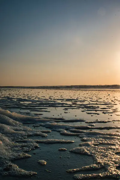 Vertical Shot Beautiful Sea Waves Washing Shore Mesmerizing Sunset — Stock Photo, Image