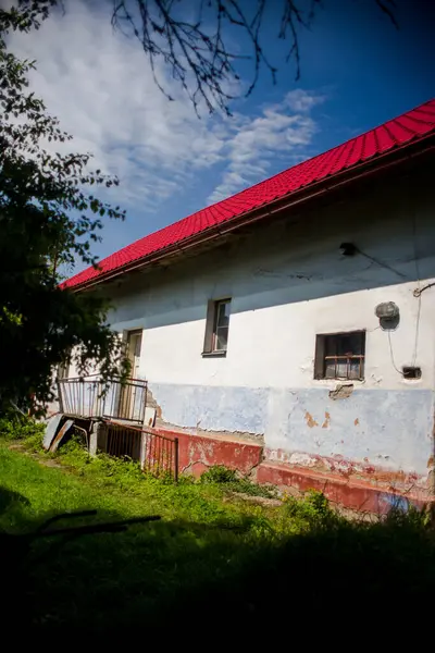 Tiro Vertical Uma Casa Velha Com Telhado Vermelho — Fotografia de Stock