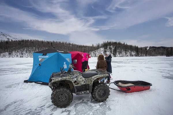 汚れたトラックの隣の凍った湖に置かれた釣りテント — ストック写真