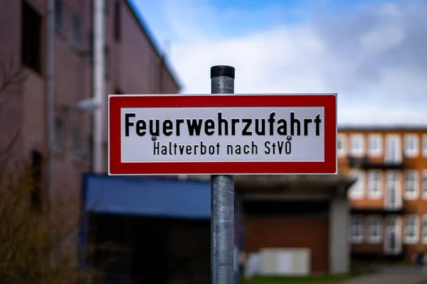 Ein Schild Für Die Feuerwehrzufahrt Vor Verschwommenem Hintergrund Bremen — Stockfoto