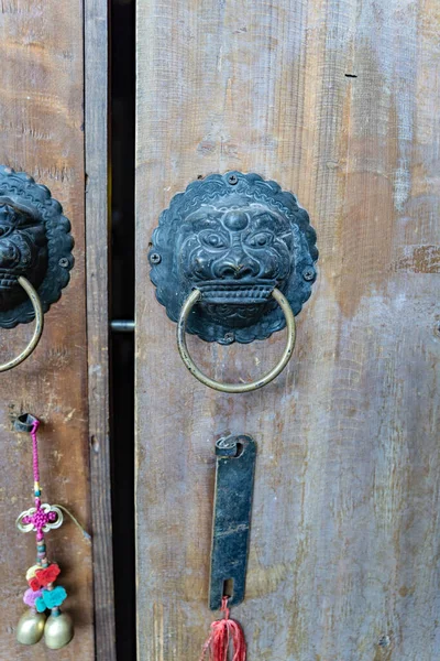 金属製のドアハンドルを持つ古い木製のドアは リングと中国の付属品を一時停止したライオンの頭の形で — ストック写真