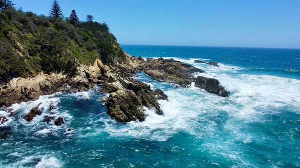 Una Vista Drone Onde Blu Dell Oceano Che Colpiscono Rocce — Foto Stock