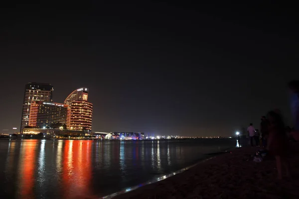 Megvilágított Belvárosi Épületek Éjjel Közel Víz Dubai Egyesült Arab Emírségek — Stock Fotó