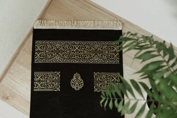 Ovanifrån Svart Sammet Bön Matta Med Kaaba Mönster Hörnet Mot — Stockfoto