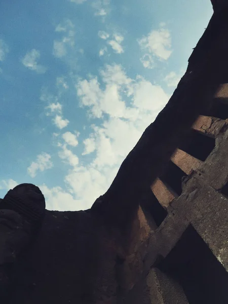 Plano Vertical Edificio Abandonado Bajo Cielo Azul — Foto de Stock