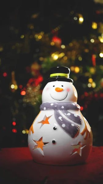 Вертикальный Снимок Снеговика Сделанный Фарфора Качестве Украшения Рождественских Праздников — стоковое фото