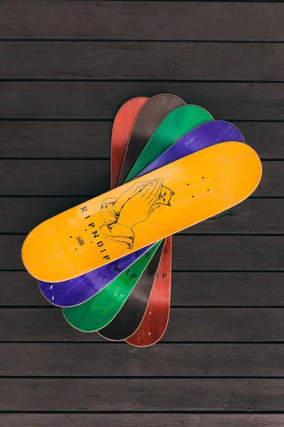 Μια Κορυφαία Άποψη Του Ένα Πολύχρωμο Σύνολο Skateboards Ripndip Στο — Φωτογραφία Αρχείου