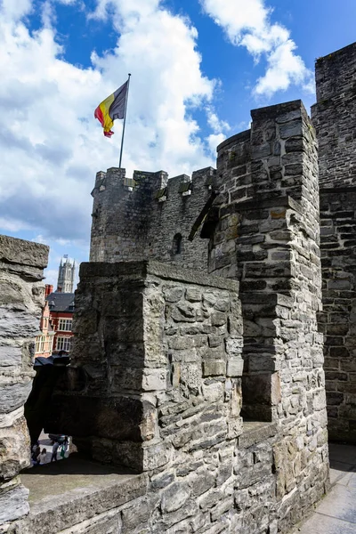 ゲントのグラヴェンスティーン中世の城の垂直ショット ベルギーの旗 — ストック写真
