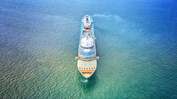 Une Vue Aérienne Énorme Bateau Croisière Dans Océan Bleu Été — Photo