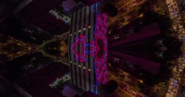 Bir İHA, gece Mexico City üzerinde ayna efektiyle çekim yaptı.