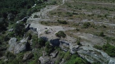 Baltık Denizi 'ne bakan Grogarnsberget kayalıklarında duran insanların hava görüntüsü.