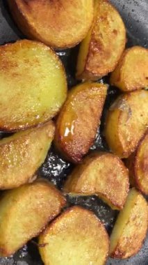 Kızartma tavasında patates kızartışının kırsal bir görüntüsü.