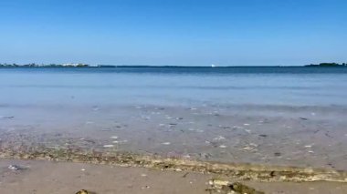 Dalgalanan su, Dunedin, Florida geçidinde akıyordu.