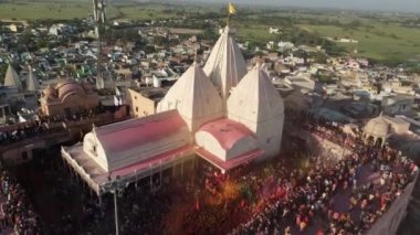 Mathura Braj 'da Holi oynayan insanların hava aracı görüntüsü.