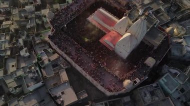 Hindistan 'daki şehir binalarıyla çevrili Nandgaon tapınağının üst görüntüsü.