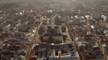 Şehir manzarası. Binaları ve caddeleri olan Lviv.