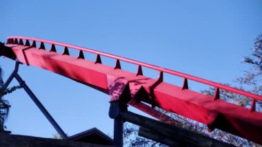 Güneşli bir günde hız treninin vızıltısının alçak açılı görüntüsü