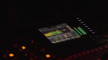 Konserde karanlıkta parlayan bir Behringer X32..