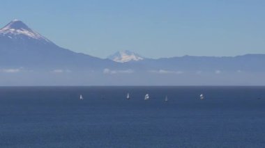 Güney Şili 'deki Frutillar şehrinin körfezindeki Llanquihue Gölü' ndeki Regattas 'ın bir HD' si.