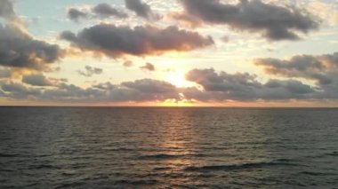 Güney Florida 'da okyanus üzerinde nefes kesen gün batımı bulutları