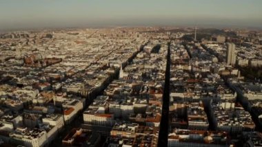 Madrid, İspanya, güneşli binalar ve caddelerin hava görüntüsü.