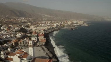 Candelaria şehrinin Tenerife, Kanarya adalarındaki hava görüntüsü. Tapınak, merkez meydan, sokaklar