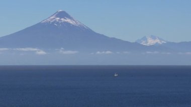 Güney Şili 'deki Frutillar şehrinin körfezindeki Llanquihue Gölü' ndeki Regattas 'ın bir HD' si.