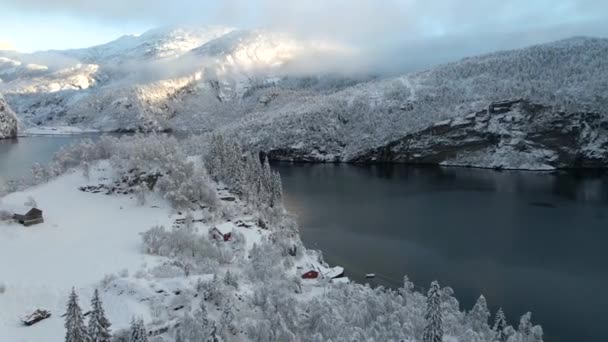 Een Prachtige Natuur Met Een Rivier Besneeuwde Beboste Bergen Noorwegen — Stockvideo